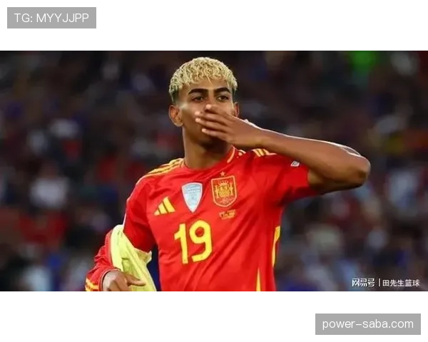 压制对方左路创造传球线亚马尔由边锋转为中场